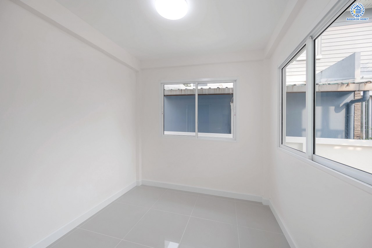 บ้านมือสองตกแต่งใหม่ โครงการ เพอร์เฟคพาร์ค วัดพระนอน จากแบรนด์ Property Perfect เนื้อที่ 56 ตร.ว. พื้นที่ใช้สอย 195.07 ตร.ม. ฟังก์ชัน 3 ห้องนอน 3 ห้องน้ำ 1 ห้องอเนกประสงค์ 2 ที่จอดรถ พร้อม Facilities ครบครัน บนทำเลเชื่อมต่อถนนกาญจนาฯ ใกล้ทางด่วน "ศรีรัช" เซ็นทรัลเวสต์เกต และรถไฟฟ้าสายสีม่วง "สถานีตลาดบางใหญ่"